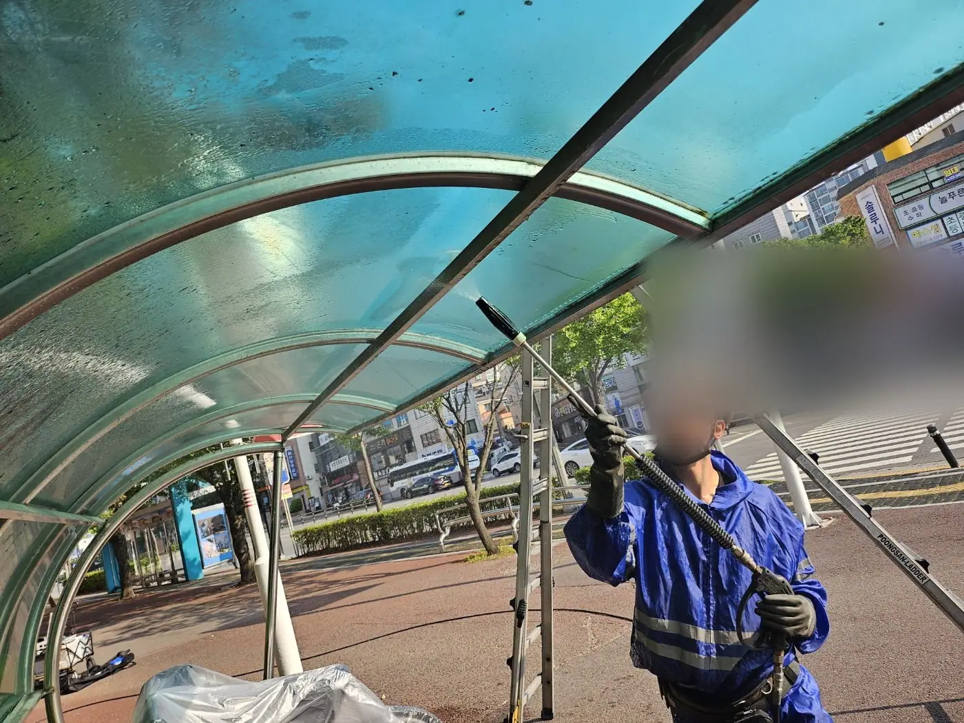 렉산 판 이음새와 고정부 주변을 따라 세척하는 장면