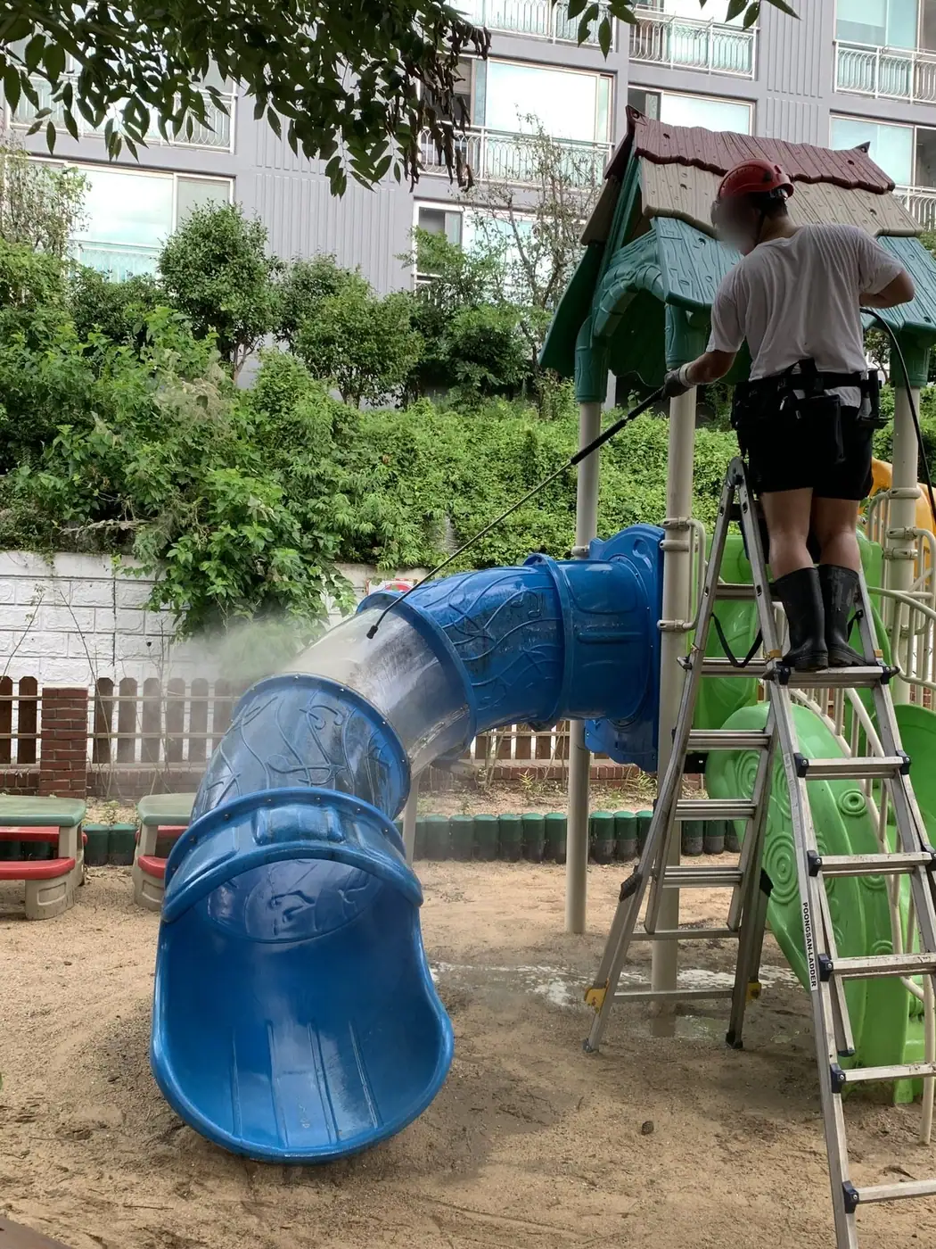세척을 마친 터널 미끄럼틀 주변을 다시 확인하는 장면