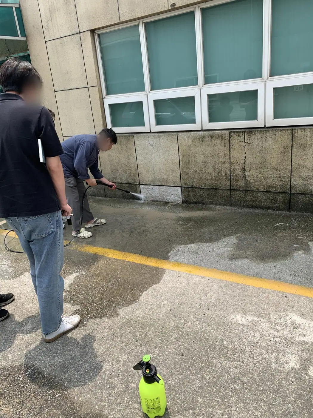 벽면 재료 상태를 보며 세기를 맞춰 세척하는 장면