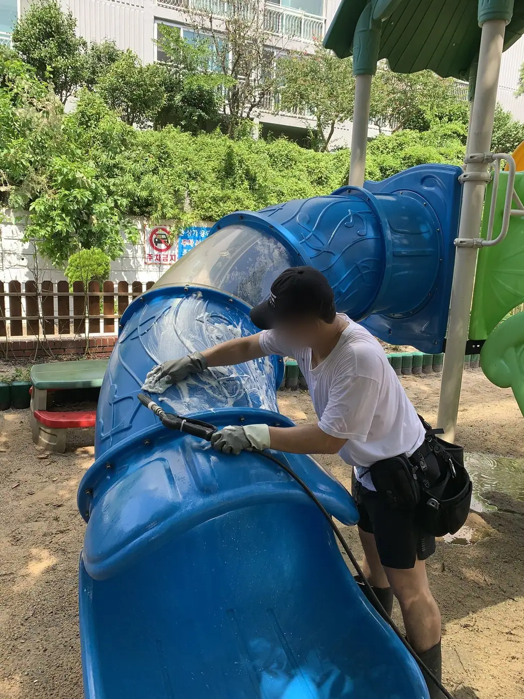 강화플라스틱 성형 조형물 전체를 낮은 압력으로 세척하는 장면