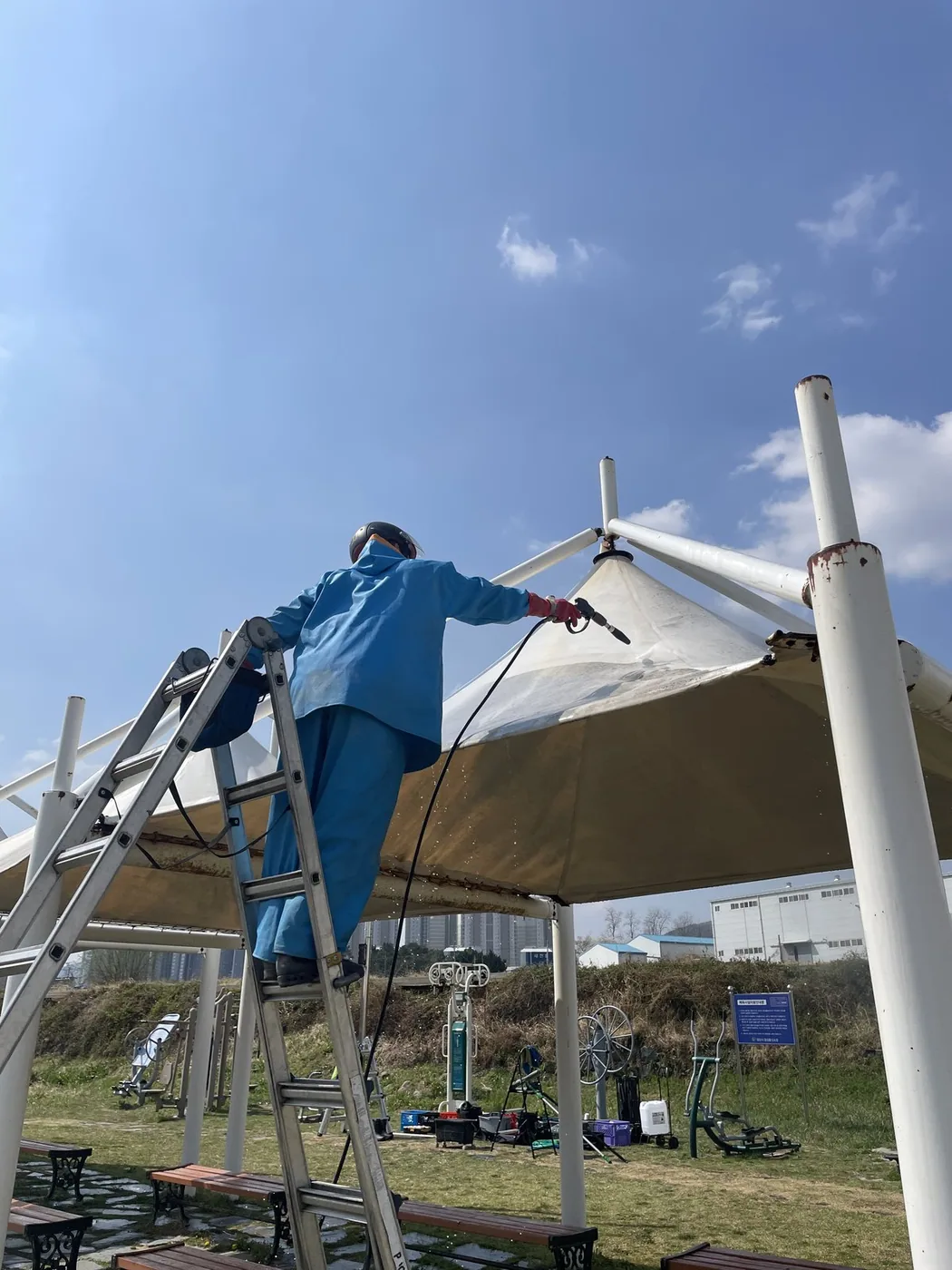 막의 봉제선과 이음새를 따라 세척하는 장면