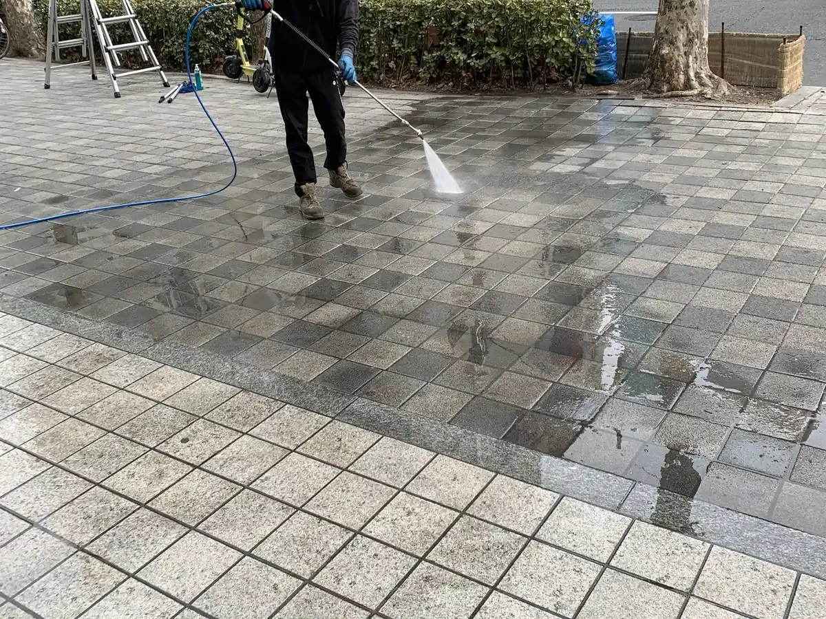 울산 공원 야외 데크 색 바램 오염 상태